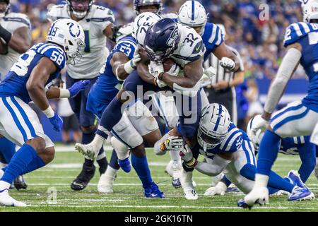 Indianapolis, Indiana, USA. September 2021. Seattle Seahawks läuft zurück Chris Carson (32) trägt den Ball im Spiel zwischen den Seattle Seahawks und den Indianapolis Colts im Lucas Oil Stadium, Indianapolis, Indiana. (Bild: © Scott Stuart/ZUMA Press Wire) Bild: ZUMA Press, Inc./Alamy Live News Stockfoto