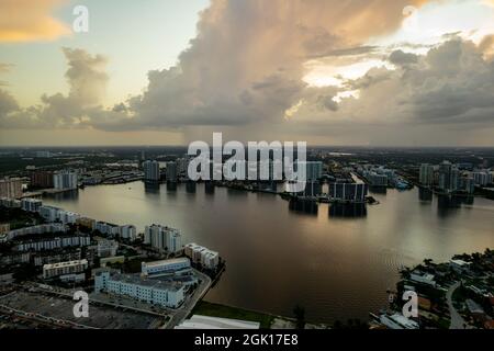 Luftaufnahme stürmischer Sonnenuntergang über Miami Stockfoto