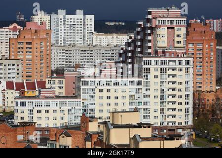 Moderne Gebäude oder Immobilien-Apartments Textur in der Stadt. Mehrstöckiges Gebäude. Stadtbild. Wohngebäude, dichte und Hochhausresidenti Stockfoto