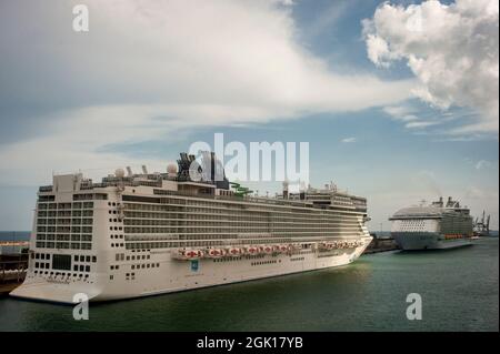 Die norwegischen Schiffe Epic und Harmony of the Seas dockten im Hafen von Barcelona an. Stockfoto