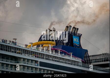 Norwegian Epic Cruise Smokestacks geben Rauch ab, kurz bevor sie den Hafen von Barcelona verlassen. Schwefeloxid- und Stickoxidemissionen machen Barcel aus Stockfoto