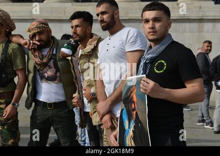 London, Großbritannien. September 2021. Eine Gruppe afghanischer Männer nimmt an der Demonstration Teil.Eine Gruppe afghanischer Männer und Frauen marschierte vom Trafalgar Square zum Parliament Square, um ihre Unterstützung für den Anführer der Panjshir-Widerstandskräfte Ahmad Massoud zu zeigen. Kredit: SOPA Images Limited/Alamy Live Nachrichten Stockfoto