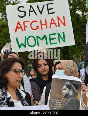 London, Großbritannien. September 2021. Ein Protestler hält ein Plakat mit der Aufrichtung „Rettet afghanische Frauen“ während der Demonstration.Eine Gruppe afghanischer Männer und Frauen marschierte vom Trafalgar Square zum Parliament Square, um ihre Unterstützung für den Anführer der Panjshir-Widerstandskräfte Ahmad Massoud zu zeigen. (Foto von Thomas Krych/SOPA Images/Sipa USA) Quelle: SIPA USA/Alamy Live News Stockfoto