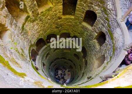 Initiationsbrunnen in Quinta da Regaleira Stockfoto