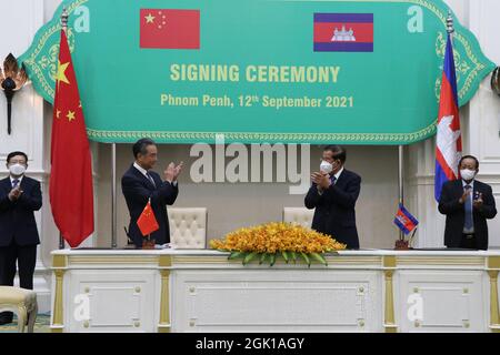 Phnom Penh, Kambodscha. September 2021. Der kambodschanische Premierminister Samdech Techo Hun Sen (2. R) und der chinesische Staatsrat und Außenminister Wang Yi (2. L) nehmen am 12. September 2021 an der Unterzeichnungszeremonie bilateraler Kooperationsdokumente in Phnom Penh, Kambodscha, Teil. Quelle: Mao Pengfei/Xinhua/Alamy Live News Stockfoto