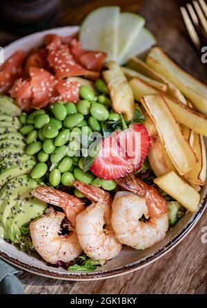 Gesundes Protein und Omega-3-reicher Shrimp-, Lachs- und Avocado-Salat Stockfoto