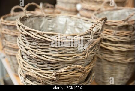 Korbkörbe zum Verkauf auf dem Markt Stockfoto