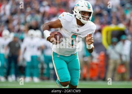 Foxborough, Usa. September 2021. Miami Dolphins Quarterback Tua Tagovailoa (1) erhebt am Sonntag, den 12. September 2021, bei einem 3-Yard-Touchdown-Lauf im ersten Quartal gegen die New England Patriots im Gillette Stadium in Foxborough, Massachusetts, Anklage in die Endzone. Foto von Matthew Healey/UPI Credit: UPI/Alamy Live News Stockfoto