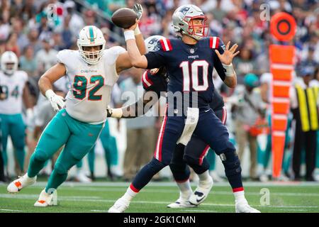 Foxborough, Usa. September 2021. New England Patriots Quarterback Mac Jones (10) fällt im zweiten Quartal im Gillette Stadium in Foxborough, Massachusetts, gegen die Miami Dolphins am Sonntag, den 12. September 2021. Foto von Matthew Healey/UPI Credit: UPI/Alamy Live News Stockfoto