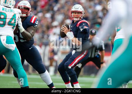 Foxborough, Usa. September 2021. New England Patriots Quarterback Mac Jones (10) fällt im zweiten Quartal im Gillette Stadium in Foxborough, Massachusetts, gegen die Miami Dolphins am Sonntag, den 12. September 2021. Foto von Matthew Healey/UPI Credit: UPI/Alamy Live News Stockfoto