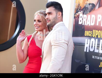 Hollywood, Usa. September 2021. (FILE) Britney Spears ist nach fast 5 Jahren zusammen mit Sam Asghari verlobt. HOLLYWOOD, LOS ANGELES, KALIFORNIEN, USA - 22. JULI: Die Sängerin Britney Spears und ihr Freund/persönlicher Trainer Sam Asghari kommen zur Weltpremiere von „Once Upon a Time in Hollywood“ von Sony Picters, die am 22. Juli 2019 im TCL Chinese Theatre IMAX in Hollywood, Los Angeles, Kalifornien, USA, stattfand. (Foto von Xavier Collin/Image Press Agency) Quelle: Image Press Agency/Alamy Live News Stockfoto