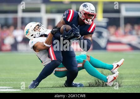 Foxborough, Usa. September 2021. New England Patriots Tight End Jonnu Smith (81) wird am Sonntag, den 12. September 2021, von Nik Needham (40), Eckpfeiler der Miami Dolphins, bei einem Empfang im zweiten Quartal im Gillette Stadium in Foxborough, Massachusetts, nach unten gezogen. Foto von Matthew Healey/UPI Credit: UPI/Alamy Live News Stockfoto