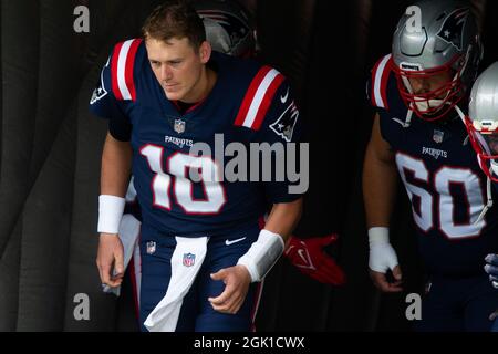 Foxborough, Usa. September 2021. Der New England Patriots Quarterback Mac Jones (10) nimmt am Sonntag, den 12. September 2021, im Gillette Stadium in Foxborough, Massachusetts, das Feld mit seinen Teamkollegen zum Start des Spiels gegen die Miami Dolphins ein. Foto von Matthew Healey/UPI Credit: UPI/Alamy Live News Stockfoto