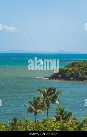 Segelboot in der Ferne in der Karibik vor der Küste von Puerto Rico Stockfoto