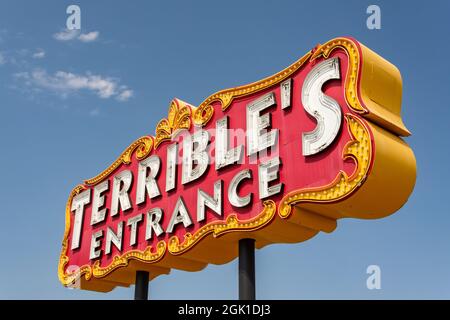 Jean, Nevada, USA - 15. Juli 2021 - Vintage Neonschild vor dem verlassenen Terrible's Casino und Hotel, 32 Meilen südlich der Innenstadt von Las Vegas. Stockfoto