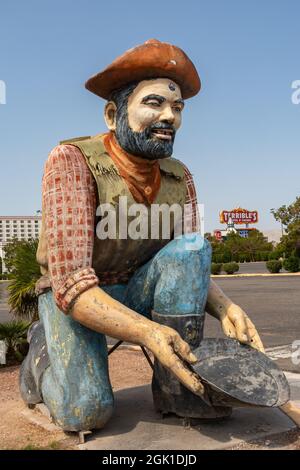 Jean, Nevada, USA - 15. Juli 2021 - Roadside Giant panning for Gold im abandonned terrible's Hotel und Casino, 32 Meilen südlich der Innenstadt Stockfoto