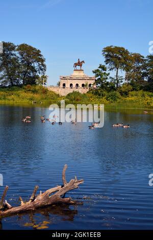 Chicago 1891 Denkmal für Ulysses S Bewilligung von über dem Süden Teich an der Lincoln Park Zoo Natur Boardwalk. Stockfoto