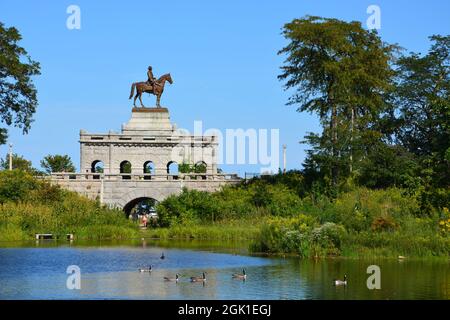 Chicago 1891 Denkmal für Ulysses S Bewilligung von über dem Süden Teich an der Lincoln Park Zoo Natur Boardwalk. Stockfoto