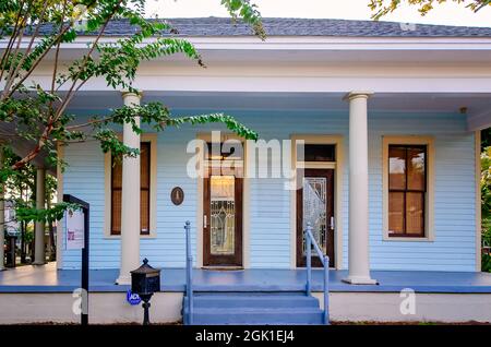 Ein Biloxi Cottage aus dem Jahr 1910 ist in der Rue Magnolia vom 5. September 2021 in Biloxi, Mississippi, abgebildet. Das Haus ist Teil des historischen Stadtviertels von Biloxi. Stockfoto