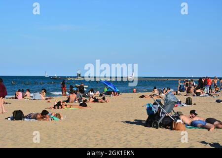 Am Labor Day Wochenende versammeln sich am North Avenue Beach in Chicago Menschenmassen. Stockfoto