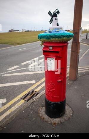 Lytham Geen, Lytham, Lancashire, Großbritannien. September 2021. Eine Häkelwindmühle erschien als Krone auf einer benachbarten Säulenbox mit der Legende „Ich wurde mit Liebe und Freundlichkeit hergestellt, um zu zeigen, dass ich mich kümmere. Bitte seid nett zu mir, denn mein Vater ist da! Teile mein Bild auf FB oder Random Acts of Crochet Freundlichkeit Credit: PN News/Alamy Live News Stockfoto