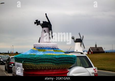 Lytham Geen, Lytham, Lancashire, Großbritannien. September 2021. Eine Häkelwindmühle erschien als Krone auf einer benachbarten Säulenbox mit der Legende „Ich wurde mit Liebe und Freundlichkeit hergestellt, um zu zeigen, dass ich mich kümmere. Bitte seid nett zu mir, denn mein Vater ist da! Teile mein Bild auf FB oder Random Acts of Crochet Freundlichkeit Credit: PN News/Alamy Live News Stockfoto