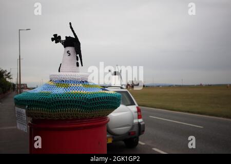 Lytham Geen, Lytham, Lancashire, Großbritannien. September 2021. Eine Häkelwindmühle erschien als Krone auf einer benachbarten Säulenbox mit der Legende „Ich wurde mit Liebe und Freundlichkeit hergestellt, um zu zeigen, dass ich mich kümmere. Bitte seid nett zu mir, denn mein Vater ist da! Teile mein Bild auf FB oder Random Acts of Crochet Freundlichkeit Credit: PN News/Alamy Live News Stockfoto