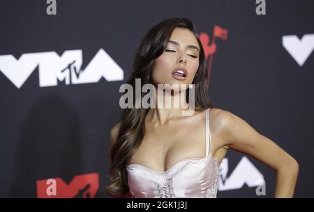 New York, Usa. September 2021. Moderator Madison Beer trifft am Sonntag, den 12. September 2021, auf dem roten Teppich bei den 38. Jährlichen MTV Video Music Awards im Barclays Center in New York City ein. Foto von John Angelillo/UPI Credit: UPI/Alamy Live News Stockfoto