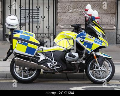 Blick auf ein BMW-Motorrad der Londoner Metropolitan Police, das neben einem Bürgersteig geparkt ist Stockfoto