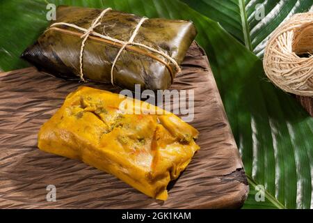 Tamale Typisches Kolumbianisches Essen In Bananenblättern Verpackt Stockfoto
