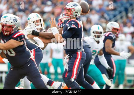 Foxborough, Usa. September 2021. New England Patriots Quarterback Mac Jones (10) wirft am Sonntag, den 12. September 2021, im Gillette Stadium in Foxborough, Massachusetts einen Pass gegen die Miami Dolphins. Die Delfine besiegten die Patrioten 17-16. Foto von Matthew Healey/UPI Credit: UPI/Alamy Live News Stockfoto