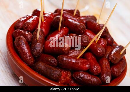 Gegrillte Mini-Würste Chistorra Stockfoto