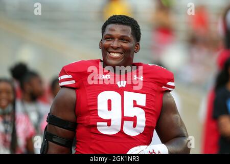 Madison, WI, USA. September 2021. Wisconsin Dachs Nasentackle Keeanu Benton (95) ist alles lächelt Vorspiel während des NCAA Football Spiels zwischen den Eastern Michigan Eagles und den Wisconsin Dachs im Camp Randall Stadium in Madison, WI. Darren Lee/CSM/Alamy Live News Stockfoto