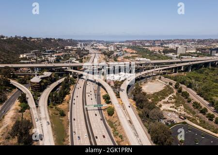 Vielbefahrene mehrspurige Autobahnen und Überführung in San Diego, Luftaufnahme. Stockfoto