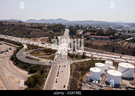 Luftaufnahme des geschäftigen San Diego Freeway und der Industriegebiete. Stockfoto