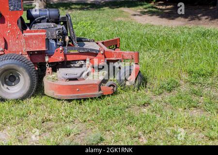 Hausangestellter im Rasenmäher-Gärtner schneidet das Gras-Aufsitzer Rasenmäher Stockfoto