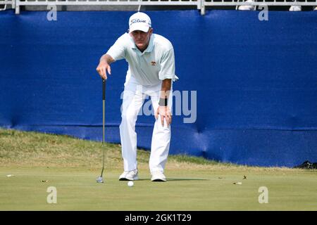 12. September 2021: Willie Wood aus Edmond Oklahoma legt seinen Putt am 18. Loch während der Finalrunde des Ascension Charity Classic an, der im Norwood Hills Country Club in Jennings, MO, Richard Ulreich/CSM, stattfand Stockfoto