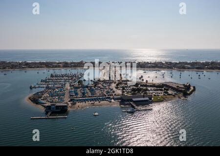 Mission Bay Yacht Club tagsüber mit blauem Himmel Stockfoto