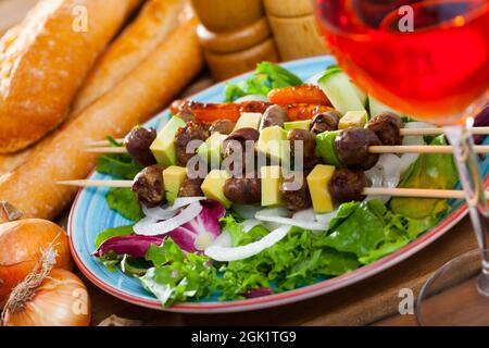 Hähnchenherzen Spieße mit Avocado Stockfoto