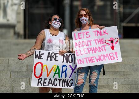 Harrisburg, Usa. September 2021. Demonstranten halten während der Kundgebung für Reproduktionsrechte in Harrisburg, Pennsylvania, am 12. September 2021 Schilder vor dem Pennsylvania State Capitol. (Foto von Paul Weaver/Sipa USA) Quelle: SIPA USA/Alamy Live News Stockfoto