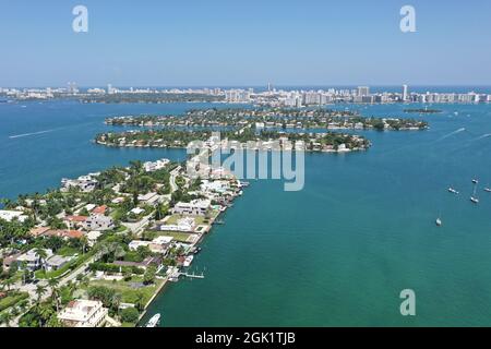 Luftaufnahme von Venetian Causeway and Islands, North Biscayne Bay und Miami Beach, Florida an klarem Sommernachmittag. Stockfoto