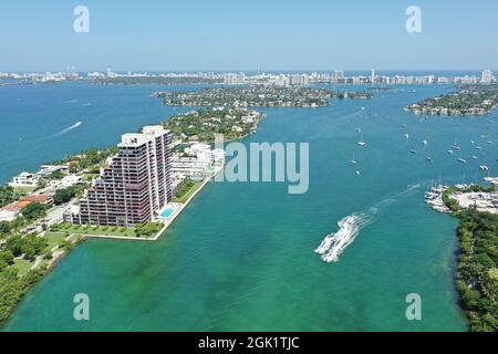 Luftaufnahme von Venetian Causeway and Islands, North Biscayne Bay und Miami Beach, Florida an klarem Sommernachmittag. Stockfoto