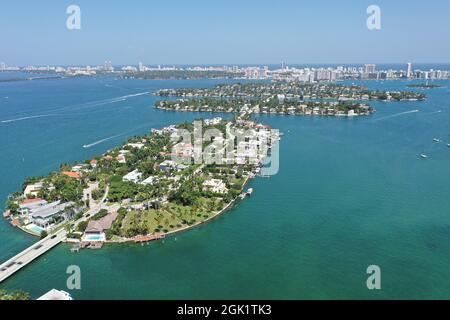 Luftaufnahme von Venetian Causeway and Islands, North Biscayne Bay und Miami Beach, Florida an klarem Sommernachmittag. Stockfoto