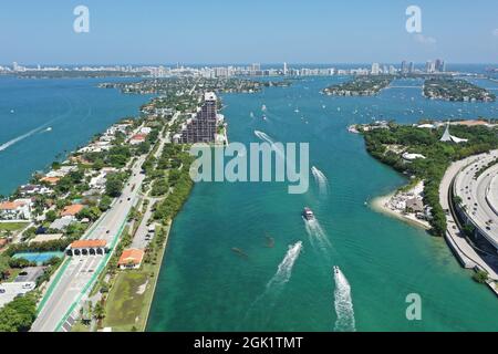 Luftaufnahme von Venetian Causeway and Islands, North Biscayne Bay und Miami Beach, Florida an klarem Sommernachmittag. Stockfoto