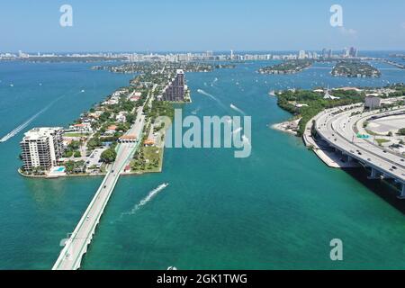 Luftaufnahme von Venetian Causeway and Islands, North Biscayne Bay und Miami Beach, Florida an klarem Sommernachmittag. Stockfoto