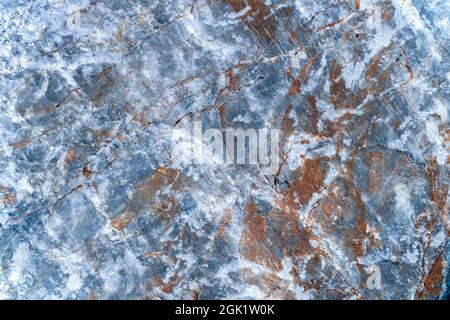 Graue Steinoberfläche mit braunem und weißem Muster. Draufsicht. Stockfoto