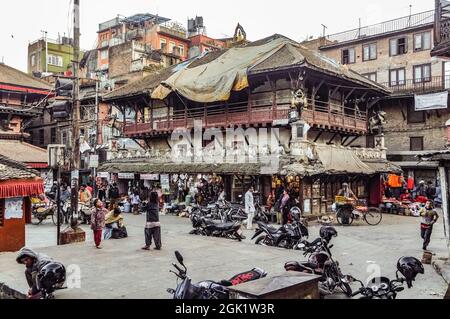 Silyan SATA, auch bekannt als Silyan Sattal und Singha Sattal, ein Tierheim in Kathmandu neben der Kasthamandap, vor dem Erdbeben von 2015 Stockfoto