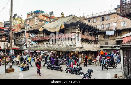 Silyan SATA, auch bekannt als Silyan Sattal und Singha Sattal, ein Tierheim in Kathmandu neben der Kasthamandap, vor dem Erdbeben von 2015 Stockfoto