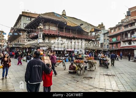 Silyan SATA, auch bekannt als Silyan Sattal und Singha Sattal, ein Tierheim in Kathmandu neben der Kasthamandap, vor dem Erdbeben von 2015 Stockfoto