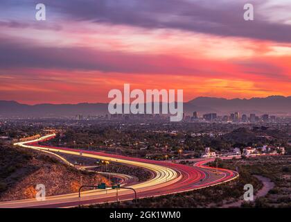 Phoenix, Arizona Autobahn, die bei Sonnenuntergang in Richtung Innenstadt führt Stockfoto